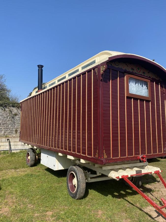 Vintage Showman'S Wagon For Two Close To Beach Плимът Екстериор снимка