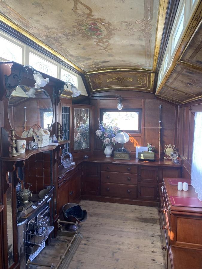 Vintage Showman'S Wagon For Two Close To Beach Плимът Екстериор снимка
